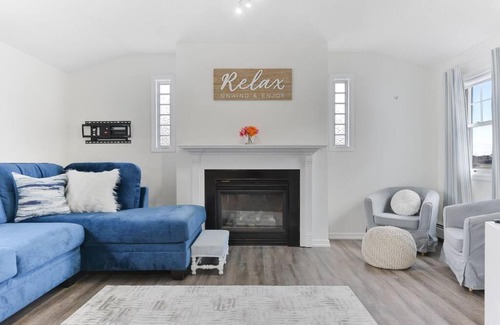 Youngstown House | Private Lakefront Luxury Minutes to the Falls