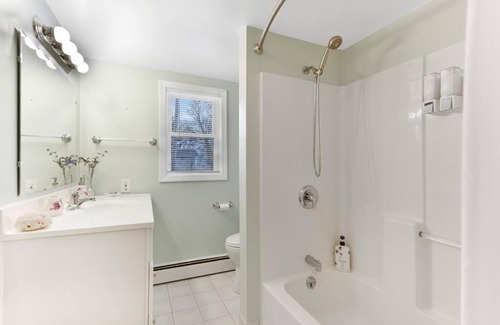 Youngstown House | Private Lakefront Luxury Minutes to the Falls