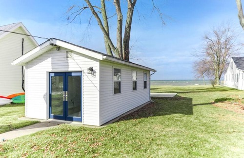 Youngstown House | Private Lakefront Luxury Minutes to the Falls