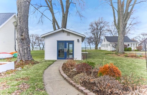 Youngstown House | Private Lakefront Luxury Minutes to the Falls