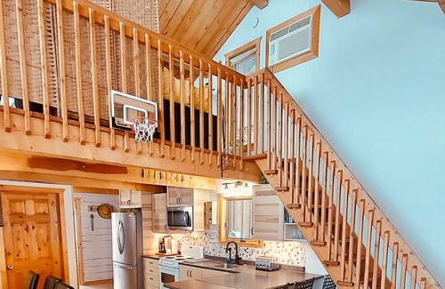 New Bothwell Cottage | Private lakefront Stone Waters retreat Cottage. Pet friendly.