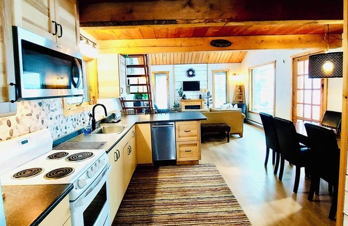 New Bothwell Cottage | Private lakefront Stone Waters retreat Cottage. Pet friendly.
