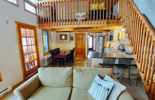 New Bothwell Cottage | Private lakefront Stone Waters retreat Cottage. Pet friendly.