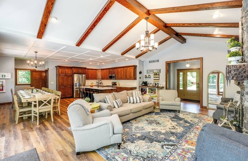 Sandyville Cabin | Private Lakeside Cottage | Family Vacation Perfection | 4-6 BR | up to 20