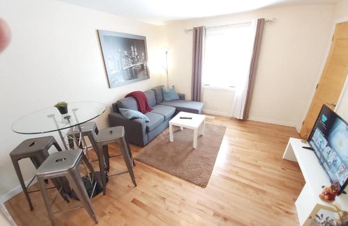 Hull Apartment | Private Large 3 Bedroom Apartment - 5 minutes from Ottawa & Gatineau Park