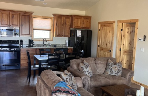 Kanab Cabin | Private location, 2 Bedroom, 2 Bathroom, Full Kitchen, Living & W/D. Sleeps 6