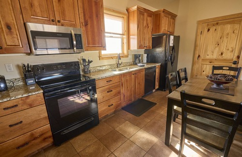 Kanab Cabin | Private location, 2 Bedroom, 2 Bathroom, Full Kitchen, Living & W/D. Sleeps 6