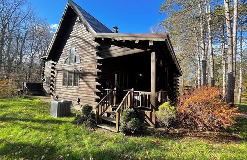 South Butler Cabin | Private Log Cabin Near Lake Ontario