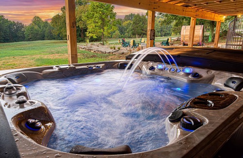 Bardstown House | Private Lux Lodge~3 Mi to Bardstown~SpkEZ~Hot Tub