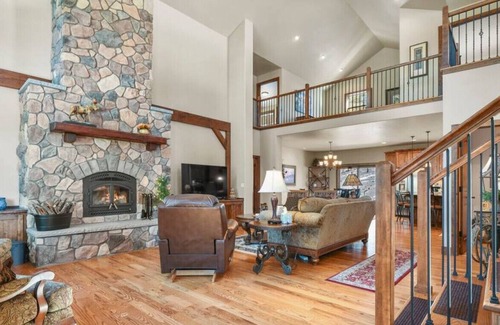 Woodland Park House | Private Lux Mtn Estate*Hot tub*