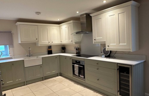 Skipton House | PRIVATE LUXURY Barn Stay with Hot Tub and OUTDOOR ENTERTAINMENT, YORKSHIRE DALES