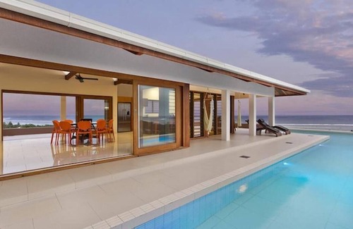 Qalito Island House | Private luxury holiday house retreat with a pool!