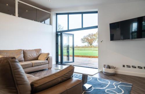 Radbourne House | PRIVATE LUXURY BARN IN ITS OWN 0.75ACRES