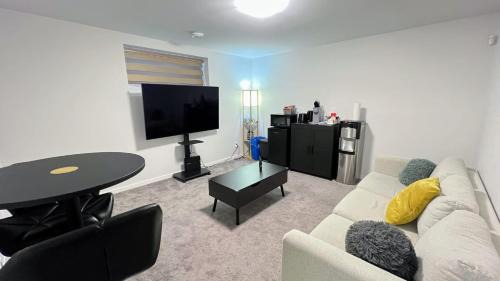 Transcona Apartment | Private luxury Guest Suite in Winnipeg, Separate Entrance and Free Parking