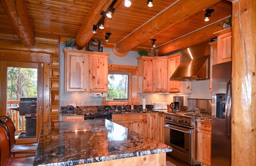 The Reserve House | Private Luxury Home-10 minutes to Ski Resorts-Walk to Restaurants-Hot Tub