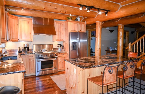 The Reserve House | Private Luxury Home-10 minutes to Ski Resorts-Walk to Restaurants-Hot Tub