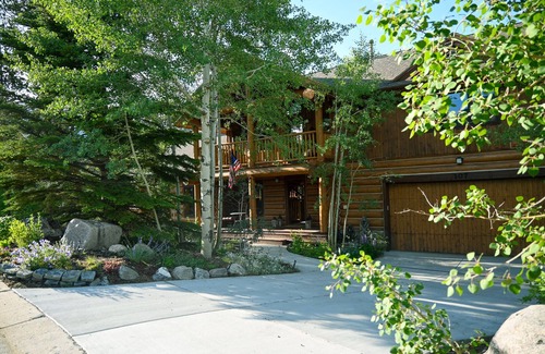 The Reserve House | Private Luxury Home-10 minutes to Ski Resorts-Walk to Restaurants-Hot Tub