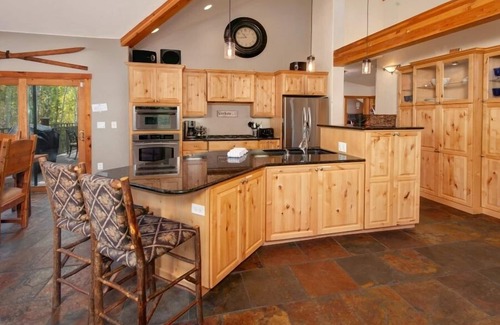 Three Peaks House | Private Luxury ~ Hot Tub, Pool Table, Secluded in Aspens