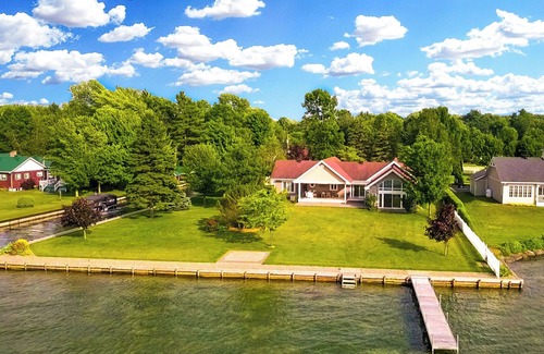 Saint-Anicet House | Private Luxury Lakefront Paradise – Big Garden, Dream Views, Perfect Setting