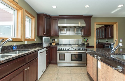 Alexandria House | PRIVATE Luxury Lake Home with 5+ BR and Gourmet Kitchen-22 Foot Pontoon Included