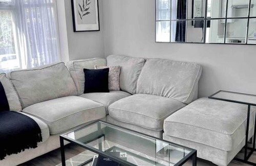Palmers Green Apartment | Private Luxury One Bedroom Apartment with parking