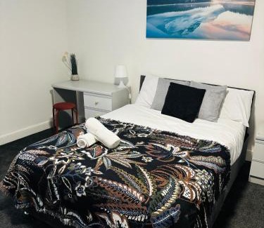 Ilkeston Apartment | Private Minimalist 2 Bedroom Apartment with Netflix