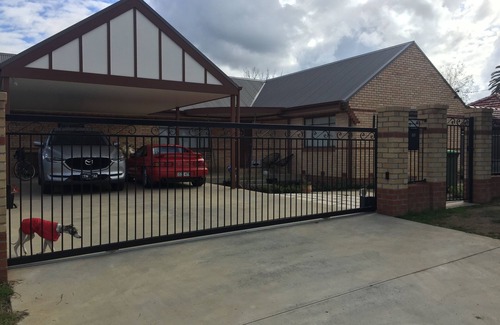 East Albury Apartment | Private, modern and close to town.