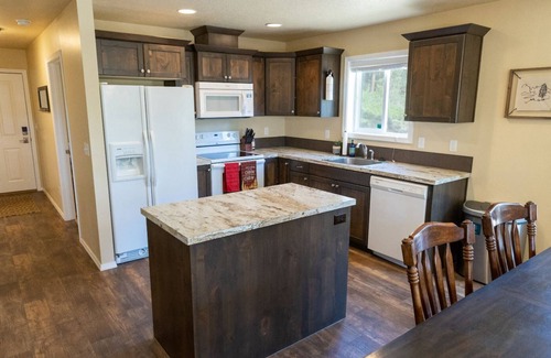 Garden Valley Cabin | Private, modern cabin near golf course and hot springs pool