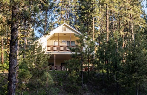 Garden Valley Cabin | Private, modern cabin near golf course and hot springs pool