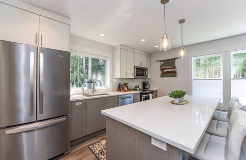 Courtenay House | Private Modern Carriage by Seal Bay Trails