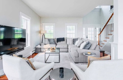 Sherman House | Private, Modern Farm Estate Near Candlewood Lake - Seeking Sept-May '24 Renter