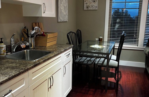 Cumberland Apartment | Private, Modern, Guest Suite in Cumberland BC, w/Full Kitchen, Close To Mt Wash
