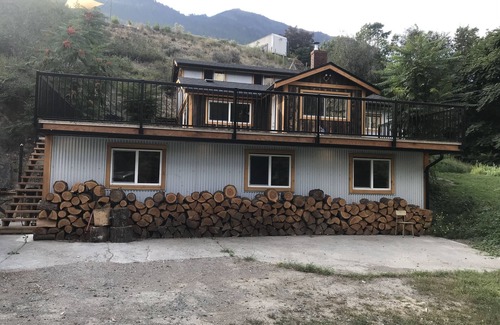 Lillooet House | Private, modern house nestled in the mountains overlooking the Fraser River.