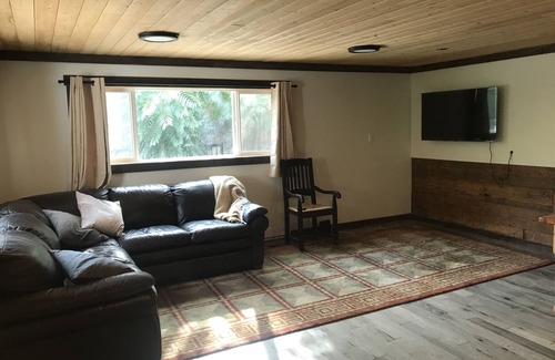 Lillooet House | Private, modern house nestled in the mountains overlooking the Fraser River.