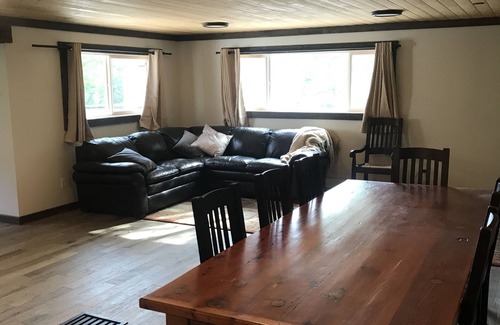 Lillooet House | Private, modern house nestled in the mountains overlooking the Fraser River.
