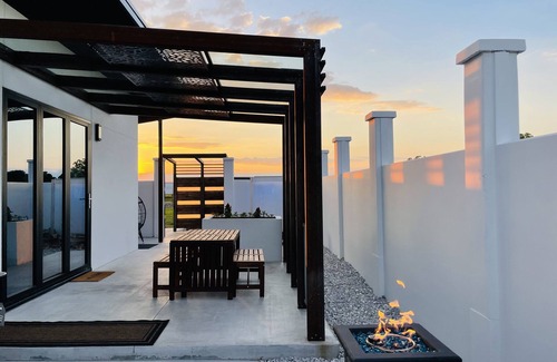 Umber View Heights House | Private modern luxury vacation rental