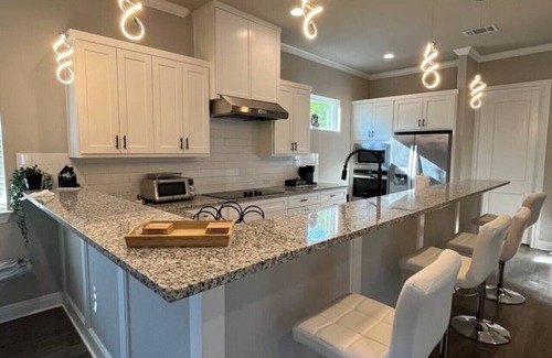 Cedar Creek House | Private Modern Urban Retreat Near COTA/Austin/APT