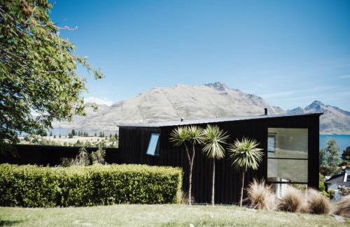 Queenstown City Centre Villa | Private, Modern, Views, HotTub, Walkable, Awarded