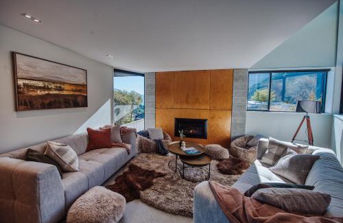 Queenstown City Centre Villa | Private, Modern, Views, HotTub, Walkable, Awarded