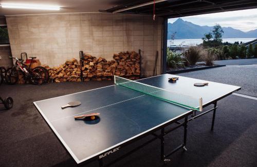 Queenstown City Centre Villa | Private, Modern, Views, HotTub, Walkable, Awarded