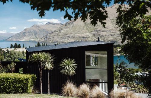 Queenstown City Centre Villa | Private, Modern, Views, HotTub, Walkable, Awarded