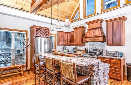 Banner Elk House | Private Mountain Cabin w/Hot Tub, Endless Views, Fireplace, Game Room on 3 acres