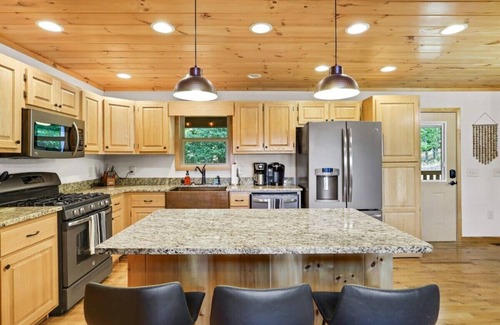 Blairsville Cabin | Private Mountain Getaway - Movie Theater - Hot Tub