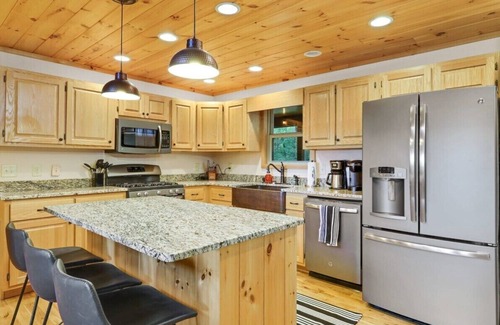 Blairsville Cabin | Private Mountain Getaway - Movie Theater - Hot Tub
