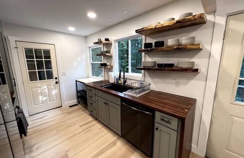 Pisgah Forest Cabin | Private Mountain Chalet-Fenced in Yard for Pets!