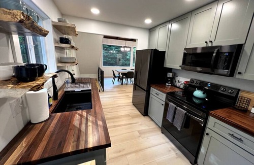 Pisgah Forest Cabin | Private Mountain Chalet-Fenced in Yard for Pets!