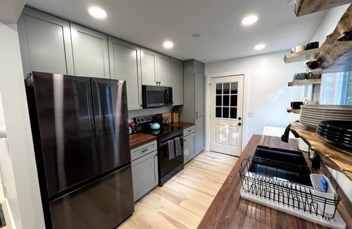 Pisgah Forest Cabin | Private Mountain Chalet-Fenced in Yard for Pets!