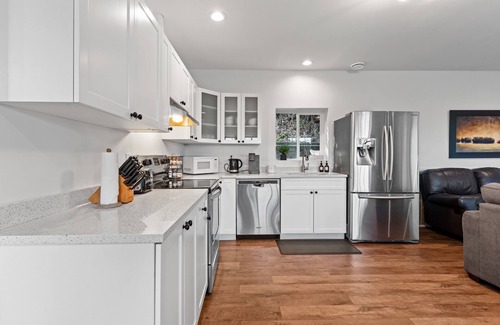 Chilliwack House | Private Mountainside Home - close to hiking trails and rivers.
