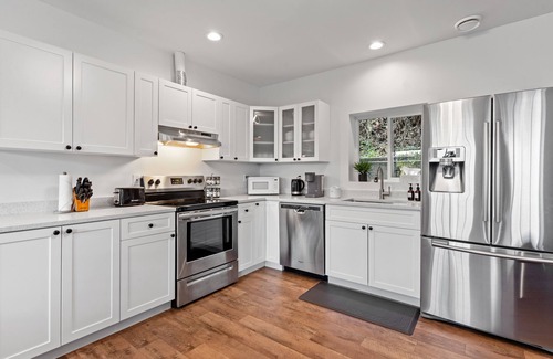 Chilliwack House | Private Mountainside Home - close to hiking trails and rivers.