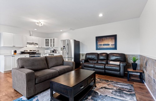 Chilliwack House | Private Mountainside Home - close to hiking trails and rivers.